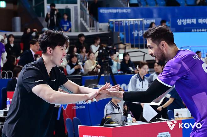 박철우 우리카드 감독대행(왼쪽)과 하파엘 아라우조. (KOVO 제공)