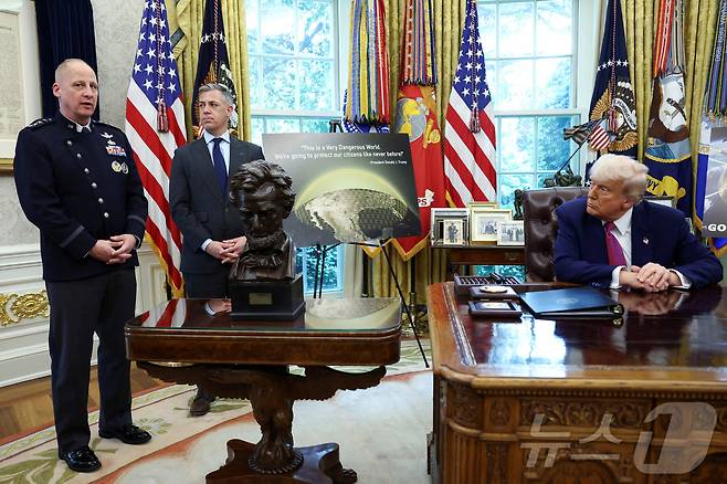지난해 5월 20일 미국 워싱턴 DC 백악관 집무실에서 도널드 트럼프 미국 대통령이 골든 돔 구상을 발표하는 동안 마이클 게틀린 미국 우주군 부사령관이 발언하고 있다. 2025.05.20. ⓒ 로이터=뉴스1
