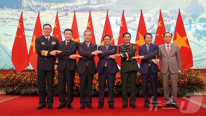 중국과 베트남은 지난 16일 하노이에서 왕이 외교부장, 왕샤오훙 공안부장, 둥쥔 국방부장과 레 화이 쭝 베트남 외교장관, 판 반 장 국방장관, 르엉 땀 꽝 공안장관이 참석하는 '3+3 전략대화' 첫 장관급 회의를 개최했다. 2026.3.16 ⓒ 신화=뉴스1