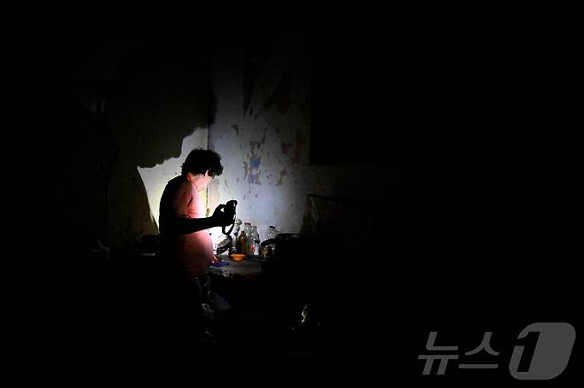 1쿠바 아바나에서 손전등을 사용하고 있는 남성. 2026.03.16. ⓒ 로이터=뉴스1 (자료사진)