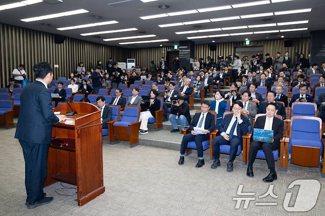 정청래 더불어민주당 대표가 지난 17일 서울 여의도 국회에서 열린 의원총회에서 모두 발언을 하고 있다. 2026.3.17 ⓒ 뉴스1 유승관 기자