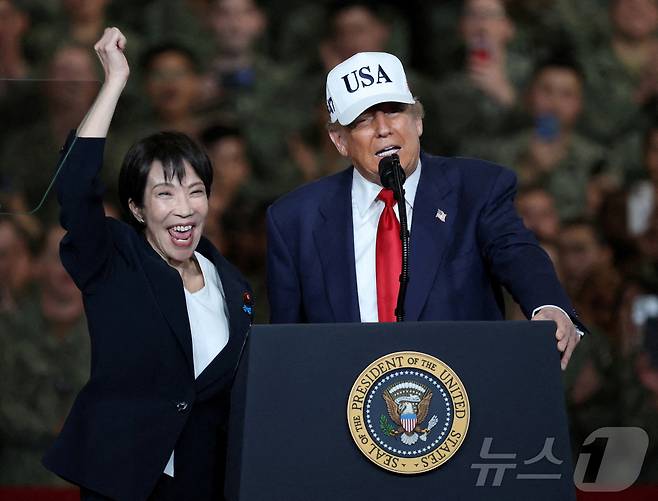 28일 주일 미군 요코스카 기지의 조지워싱턴호에서 연단에 오른 도널드 트럼프 미 대통령(왼쪽)과 다카이치 사나에 일본 총리. 2025.10.28 ⓒ 로이터=뉴스1