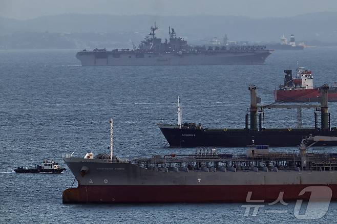 17일(현지시간) 싱가포르에서 바라본 미 해군 상륙함 USS 트리폴리(LHA-7)의 모습 2026.03.17. ⓒ 로이터=뉴스1