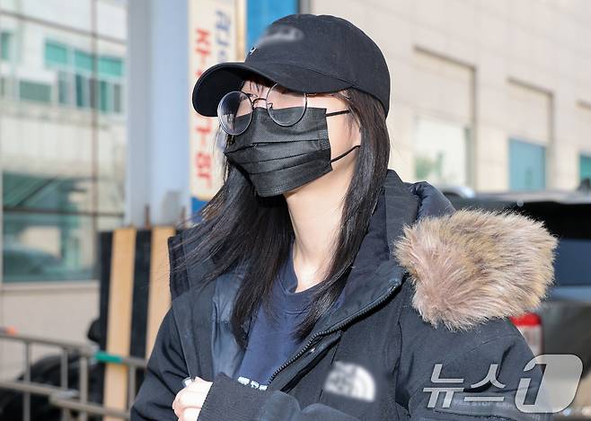 유튜버 쯔양(본명 박정원)이 10일 대전 서구 대전둔산경찰서에서 피고소인 신분으로 조사를 마치고 나서고 있다. 2026.3.10 ⓒ 뉴스1 김기태 기자