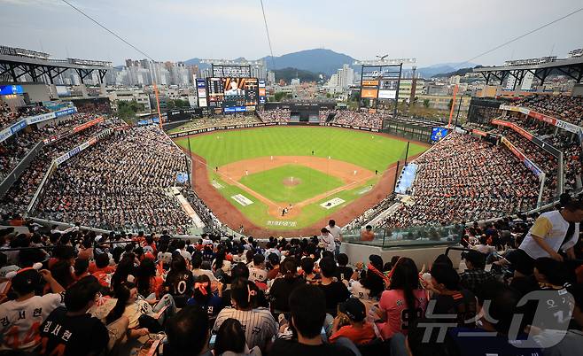 KBO리그 경기를 즐기는 야구팬들. 2025.9.27 ⓒ 뉴스1 김진환 기자