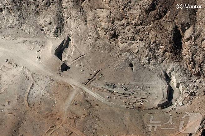 미국과 이스라엘의 공습으로 8일(현지시간) 이란 이스파한에 위치한 미사일 기지 터널 입구가 파괴됐다. 2026.3.8 ⓒ 로이터=뉴스1