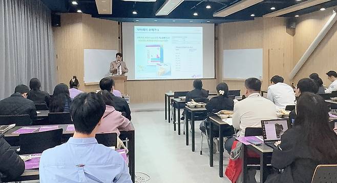 정설령 한국반려동물영양연구소 대표가 수의사 및 동물보건사 대상으로 영양학 강의를 하고 있다. ⓒ 뉴스1