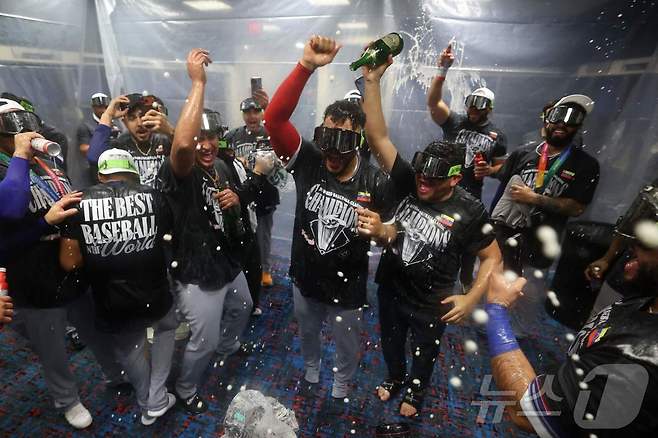 베네수엘라 선수들이 18일(한국시간) 2026 WBC 우승을 차지한 뒤 샴페인 파티를 벌이고 있다. ⓒ AFP=뉴스1