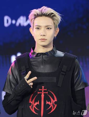 엔하이픈 희승이 지난달 서울 성북구 고려대학교 화정체육관에서 열린 ‘제2회 디 어워즈(D Awards)’ 레드카펫 행사에 참석해 포즈를 취하고 있다.ⓒ 뉴스1 권현진 기자