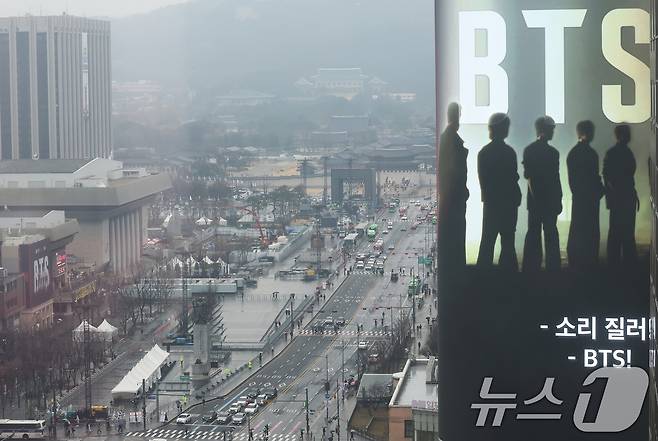 방탄소년단(BTS) 완전체 컴백 공연을 사흘 앞둔 18일 서울 광화문광장 인근 빌딩 전광판에 컴백 공연을 알리는 광고가 표출되고 있다. 정부는 이날 방탄소년단(BTS) 광화문 공연을 앞두고 19일 0시부터 21일 밤 12시까지 종로구와 중구 등 도심 일대 테러경보를 기존 '관심'에서 '주의'로 상향 발령한다고 밝혔다. 2026.3.18 ⓒ 뉴스1 오대일 기자