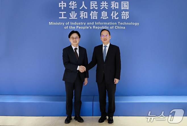 김정관 산업통상부 장관(왼쪽)은 18일(현지시간) 오루 3시 중국 베이징 산업정보화부 회의실에서 리 러청 중국 산업정보화부 부장을 비롯한 양국 정부대표단이 참석한 '제5차 한중 산업장관회의'에서 양국 협력 방안을 논의했다. (산업통상부 제공. 재판매 및 DB금지) 2026.3.18 /뉴스1