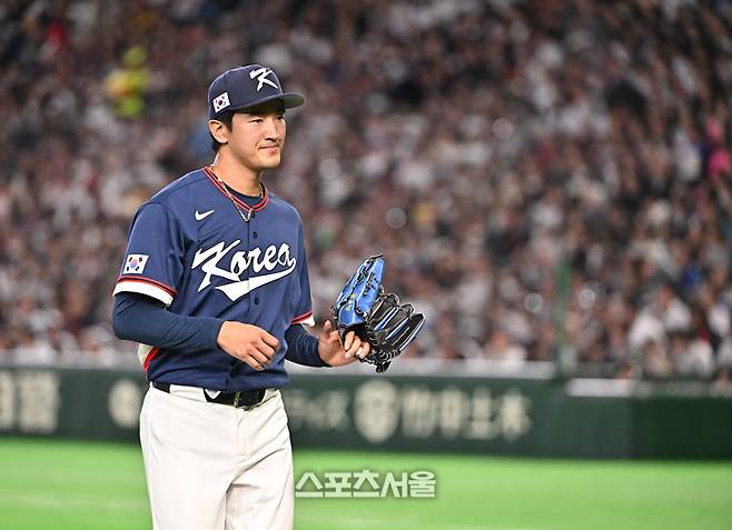 대한민국 야구대표팀의 고영표가 7일 일본 도쿄 도쿄돔에서 열린 2026 월드 베이스볼 클래식(WBC) 조별리그 일본과 경기 3회말 일본 스즈키에게 역전 홈런을 허용한 뒤 마운드에서 내려가고 있다. 도쿄(일본) | 박진업 기자 upandup@sportsseoul.com