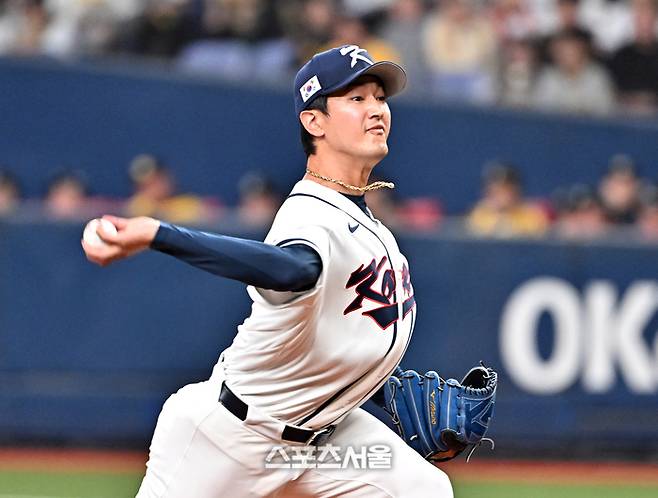 WBC 대한민국 야구대표팀의 고영표가 2일 일본 오사카 교세라돔에서 열린 한신 타이거즈와 연습경기 5회말 등판해 힘차게 공을 던지고 있다. 오사카 | 박진업 기자 upandup@sportsseoul.com