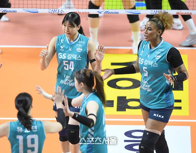 GS칼텍스 오세연과 실바가 23일 서울 장충체육관에서 열린 2025~2026 V-리그 도로공사와 경기에서 득점 후 환호하고 있다.  2025. 12. 23. 장충 | 최승섭기자 thunder@sportsseoul.com