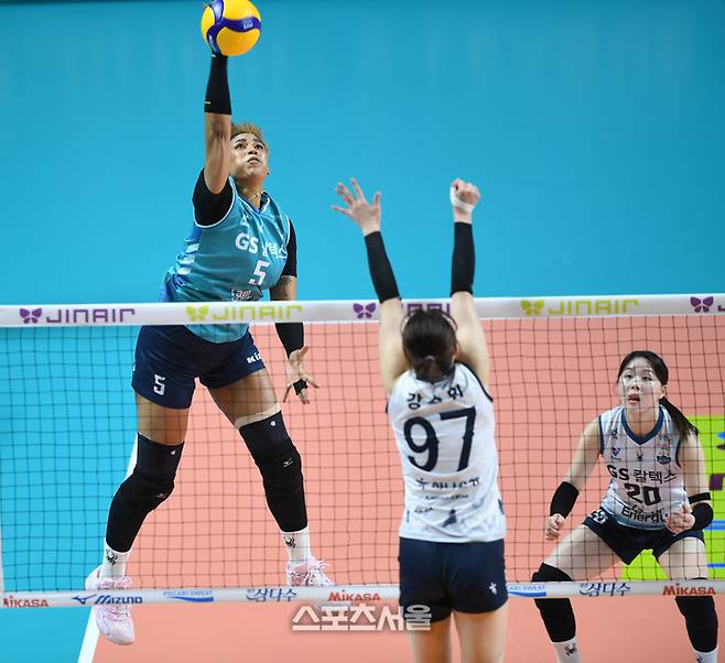 GS칼텍스 실바가 23일 서울 장충체육관에서 열린 2025~2026 V-리그 도로공사와 경기에서 강타를 날리고 있다.  2025. 12. 23. 장충 | 최승섭기자 thunder@sportsseoul.com