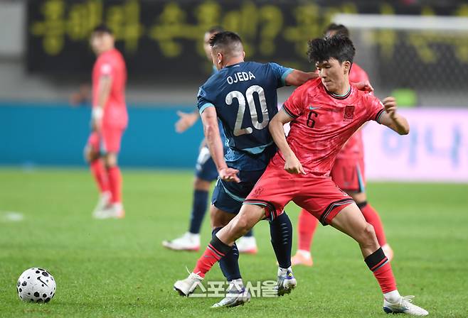 황인범이 지난해 10월14일 서울월드컵경기장에서 열린 남자 축구 국가대표 평가전 파라과이와 경기에서 상대와 볼다툼을 하고 있다.  최승섭기자 thunder@sportsseoul.com