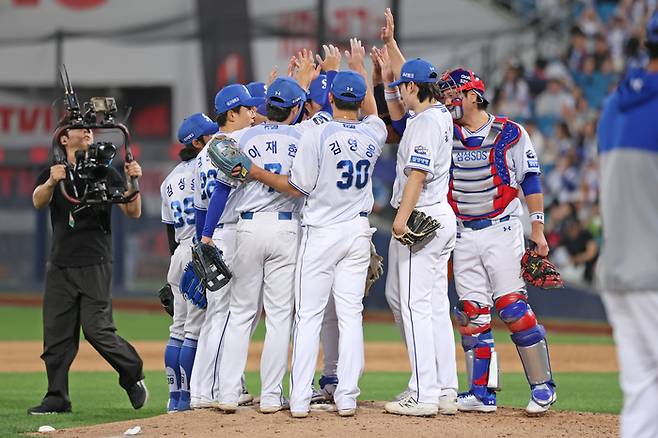 삼성 선수들이 19일 대구삼성라이온즈파크에서 열린 2025 KBO리그 롯데전 승리 후 세리머니를 하고 있다. 사진 | 삼성 라이온즈