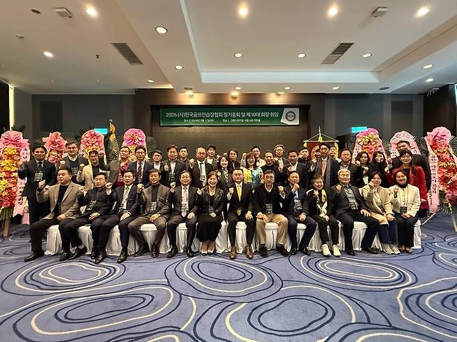 한국골프연습장협회 회원사 관계자들이 17일 워커힐호텔에서 열린 정기총회에서 기념촬영하고 있다. 사진 | 한국골프연습장협회