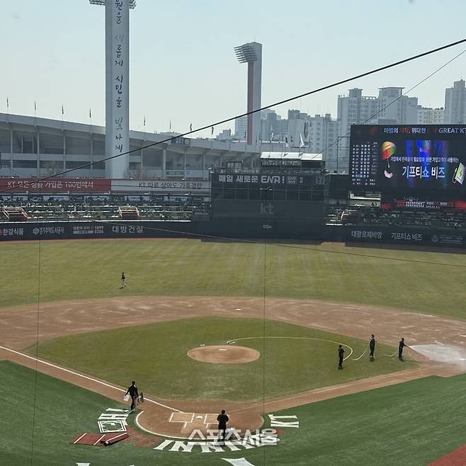 위즈파크 전경. 겨울이 지나간 지 얼마 안 되었는데도 외야 그라운드가 손상된 부분 없이 고르게 초록색을 나타내고 있다. 수원 | 박연준 기자 duswns0628@sportsseoul.com