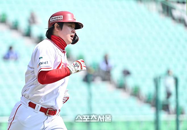 SSG 최정이 17일 문학구장에서 열린 2026 KBO리그 삼성과 시범경기 1회말 1사 1루 상황에서 삼성 선발 이승민을 상대로 2점 홈런을 치고 베이스를 돌고 있다.  문학 | 박진업 기자 upandup@sportseoul.com