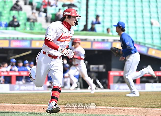 SSG 최정이 17일 문학구장에서 열린 2026 KBO리그 삼성과 시범경기 2회말 2사 만루 상황에서 삼성 미야지를 상대로 1타점 적시타를 치고 1루로 달려나고 있다.  문학 | 박진업 기자 upandup@sportseoul.com