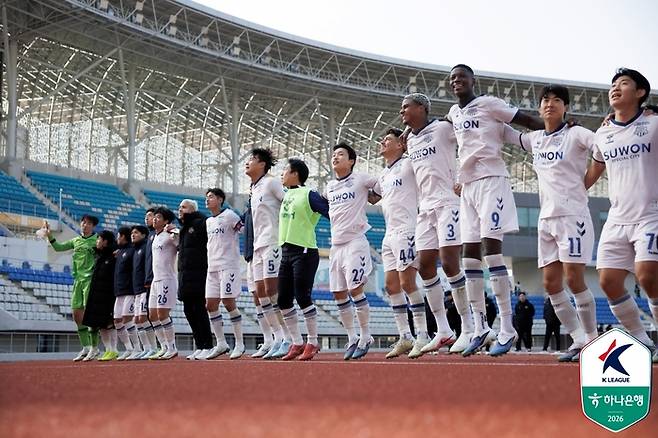 수원 선수단이 김해FC를 꺾고 단체 세리머니를 펼치고 있다. 사진 | 한국프로축구연맹