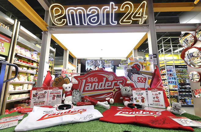 SSG가 18일부터 내달 16일까지 한 달간 이마트24 트렌드랩 성수에서 이마트24와 함께 체험형 브랜드 팝업존을 운영한다. 사진 | SSG 랜더스