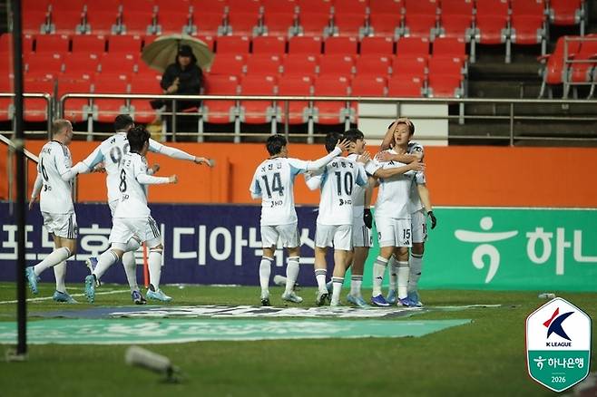 울산이 제주 원정에서 정승현의 헤더 선제골이 터진 뒤 기뻐하고 있다. 사진 | 한국프로축구연맹