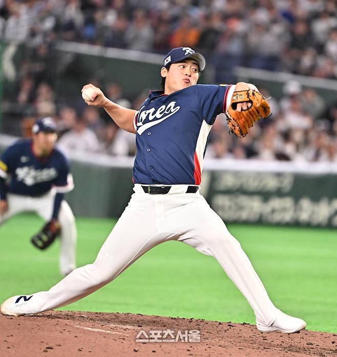 대한민국 야구대표팀의 조병현이 7일 일본 도쿄 도쿄돔에서 열린 2026 월드베이스볼클래식(WBC) 조별리그 일본과 경기 3회말 등판해 힘차게 공을 던지고 있다. 도쿄(일본) | 박진업 기자 upandup@sportsseoul.com