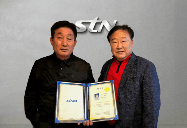 지난 3일 스포츠·문화 전문 STN방송과 STN뉴스가 경북 경주지부를 신설하고 지역 밀착형 뉴스·방송 거점을 구축했다. 경주를 중심으로 한 지역 스포츠·문화 콘텐츠를 발굴하고, 이를 전국 단위 플랫폼과 연결하는 구조를 강화하기 위한 조치다. (이원재 대표이사(STN방송(오른쪽)), 이상수 지부장(STN방송, STN뉴스 경주지부). /사진=STN