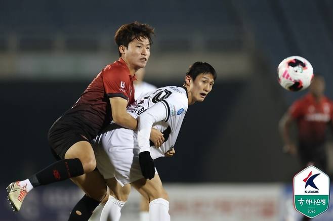 부천FC 정호진과 강원FC 박상혁(오른쪽)이 경합을 펼치고 있다. /사진=한국프로축구연맹