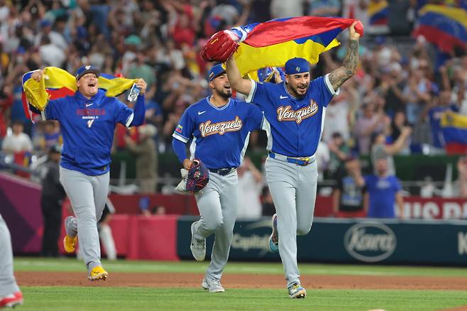 Mar 16, 2026; Miami, FL, United States; Venezuela pitcher Jose Butto (70) and teammates celebrate after defeating Italy in a semifinal game of the 2026 World Baseball Classic at loanDepot Park. Mandatory Credit: Sam Navarro-Imagn Images







<저작권자(c) 연합뉴스, 무단 전재-재배포, AI 학습 및 활용 금지>