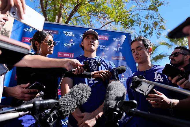 Los Angeles Dodgers two-way player Shohei Ohtani (17) speaks to the media during spring training baseball on Sunday, Feb. 22, 2026, in Phoenix. (AP Photo/Brynn Anderson)







<저작권자(c) 연합뉴스, 무단 전재-재배포, AI 학습 및 활용 금지>