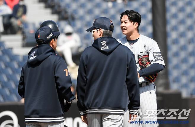 아버지 같은 양상문 코치와 눈이 마주친 왕옌청은 해맑은 표정을 지으며 경기를 마무리했다.