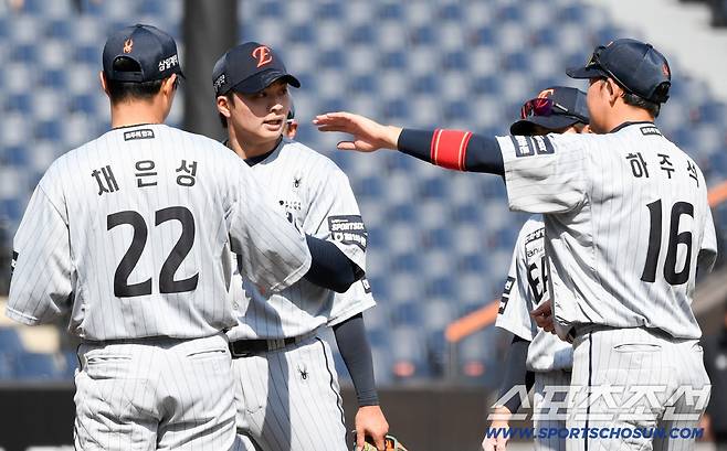 어느새 마운드에 모인 야수 형님들은 왕옌청 호투를 칭찬했다.