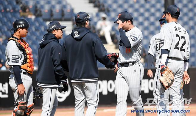 5회를 마치고 싶었지만 무리할 필요가 없었던 왕옌청은 양상문 코치에게 깍듯하게 인사를 한 뒤 마운드에서 내려왔다.