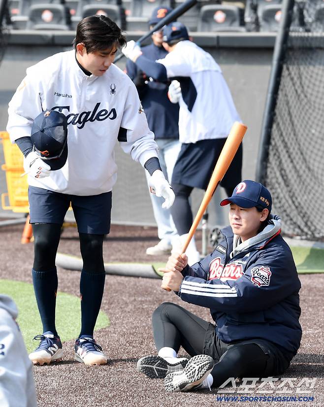 한화 심우준이 두산 박찬호를 찾아 인사를 나누고 있다.