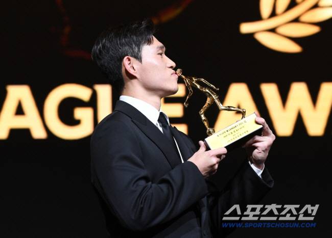 하나은행 K리그 2025대상 시상식이 1일 오후 서울 서대문구 스위스 그랜드호텔에서 열렸다. K리그1 MVP에 뽑힌 울산 이동경이 트로피에 입을 맞추고 있다. 정재근 기자 cjg@sportschosun.com/2025.12.1/