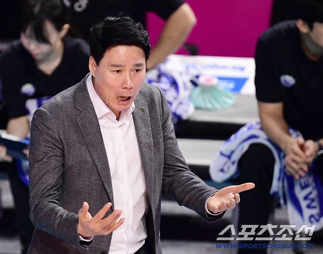 31일 인천 삼산월드체육관에서 열린 V리그 여자부 흥국생명과 현대건설의 경기. 경기 지켜보는 현대건설 강성형 감독. 인천=송정헌 기자songs@sportschosun.com/2025.12.31/