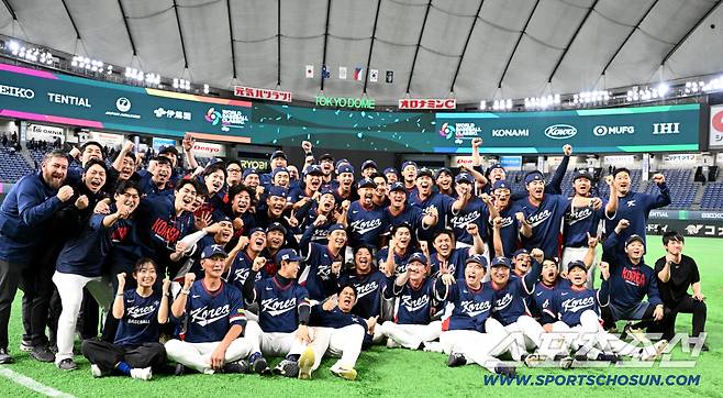 9일 일본 도쿄돔에서 열린 WBC(월드베이스볼클래식) 한국과 호주의 경기, 한국이 승리하며 8강행을 확정했다. 기념촬영과 함께 환호하는 한국 선수들. 도쿄(일본)=허상욱 기자wook@sportschosun.com/2026.03.09/