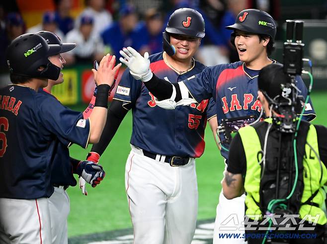 6일 일본 도쿄돔에서 열린 WBC(월드베이스볼클래식) 일본과 대만의 경기. 2회초 1사 만루 오타니가 만루홈런을 치고 동료들과 기쁨을 나누고 있다. 도쿄(일본)=허상욱 기자wook@sportschosun.com/2026.03.06/