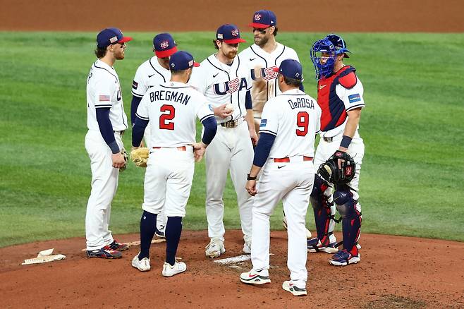 MIAMI, FLORIDA - MARCH 17: Nolan McLean #26 of Team United States hands the ball to manager Mark DeRosa #9 after being removed from the game against Team Venezuela during the fifth inning at loanDepot park on March 17, 2026 in Miami, Florida.  AFP연합뉴스