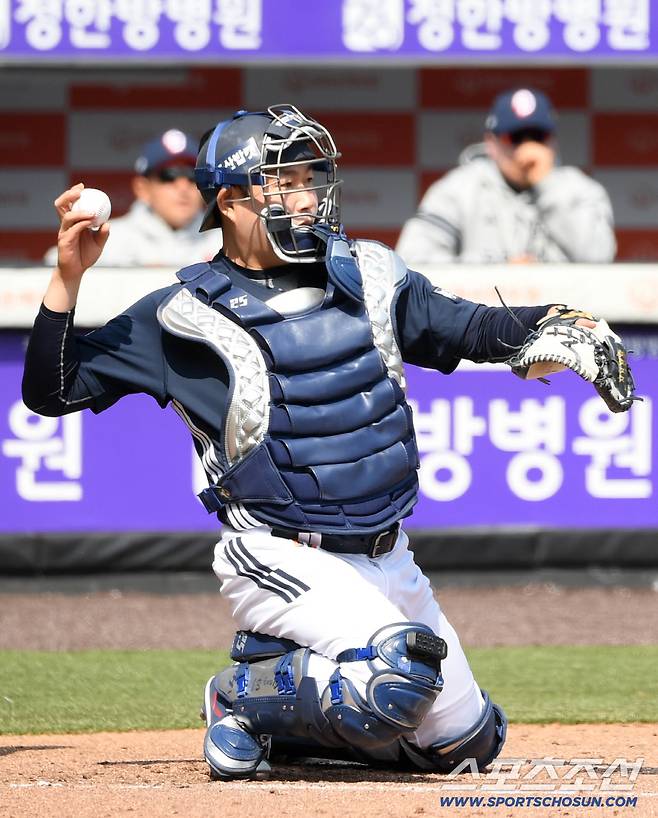 Doosan Bears catcher Yang Eui-ji on defense.