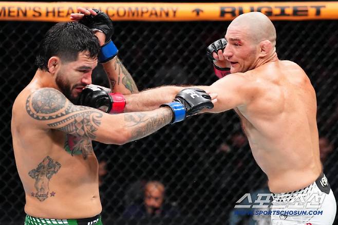 션 스트릭랜드가 앤서니 에르난데스와 대결하는 모습. 사진제공=UFC