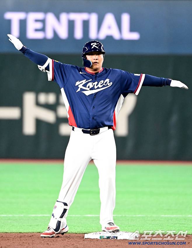 9일 일본 도쿄돔에서 열린 WBC(월드베이스볼클래식) 한국과 호주의 경기, 3회초 1사 2루 문보경이 1타점 2루타를 치고 기쁨을 나누고 있다. 도쿄(일본)=허상욱 기자wook@sportschosun.com/2026.03.09/