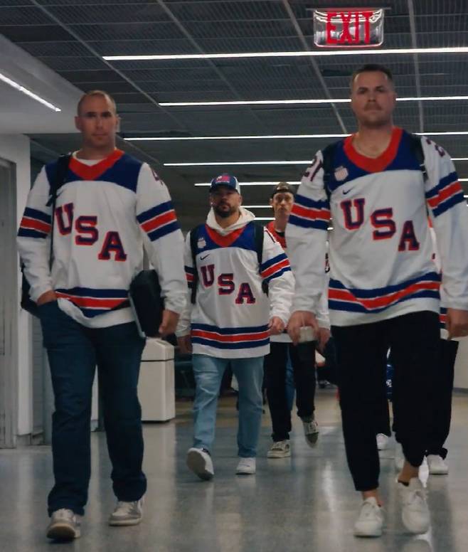 태릭 스쿠벌(오른쪽)이 18일(한국시각) WBC 결승을 앞두고 미국 대표팀 동료들과 함께 밀라노코르티나 동계올림픽 금메달을 딴 미국 아이스하키 대표팀 저지를 입고 론디포파크 복도로 들어서고 있다. 사진=USA Baseball 공식 X 계정
