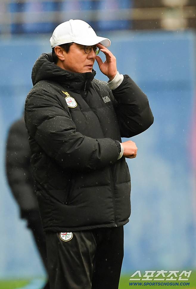K리그1 대전하나시티즌과 FC안양의 경기가 2일 대전월드컵경기장에서 열렸다. 대전 황선홍 감독이 경기를 지켜보고 있다. 대전=박재만 기자 pjm@sportschosun.com/2026.03.02/