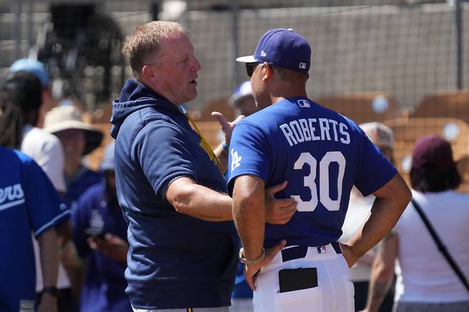 데이브 로버츠 감독(오른쪽)과 팻 머피 밀워키 감독. Imagn Images연합뉴스