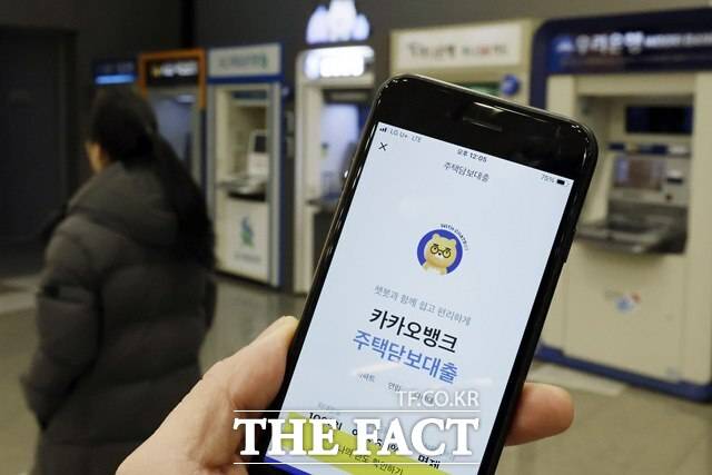 은행권 디지털 채널이 '24시간'으로 커지면서 전산장애와 환율 오표기 같은 사고가 고객 신뢰를 흔드는 변수로 떠올랐다. 사진은 기사 내용과 무관. /뉴시스