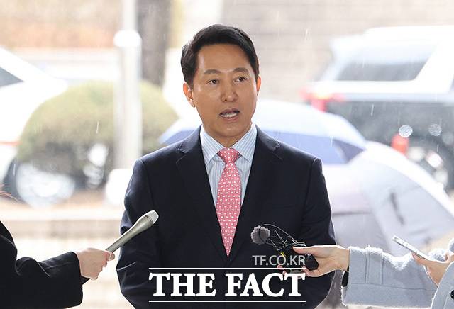 오 시장이 취재진의 질문에 답하고 있다.